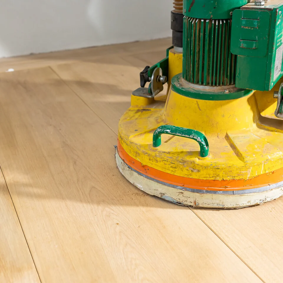 Ponçage de parquet ancien lors d’une rénovation